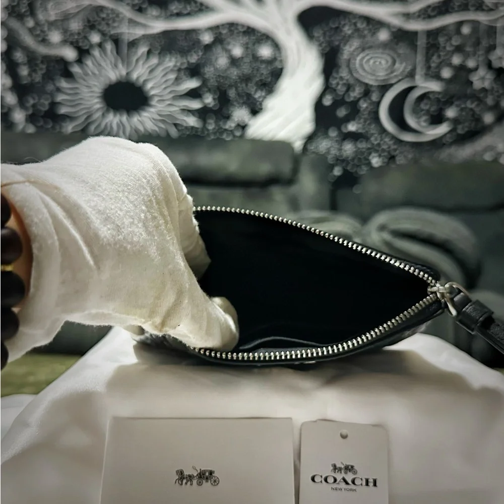 Coach Embossed Black Wristlet new without tags - Picture 10 of 17